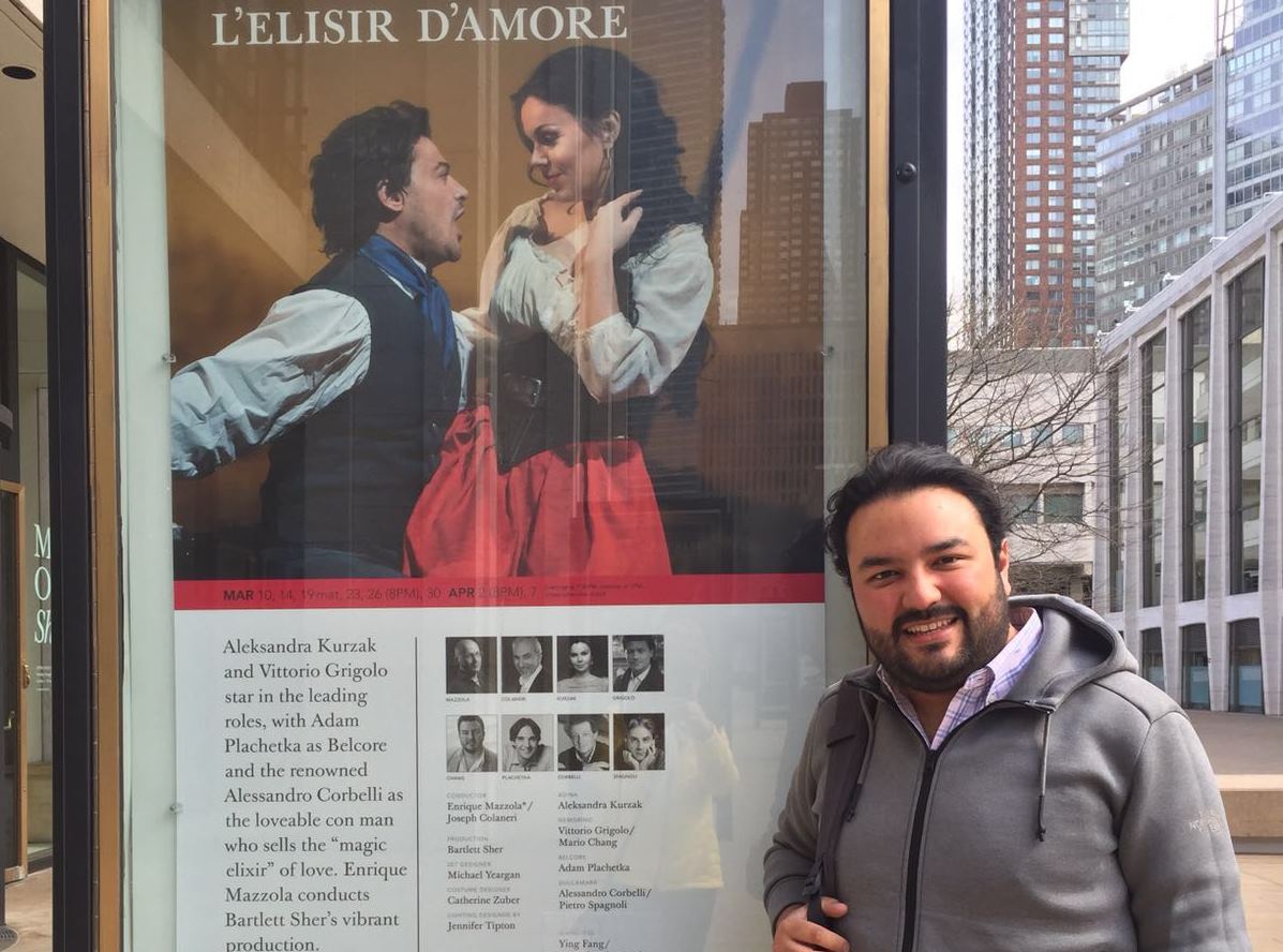 Mario Chang frente a un anuncio de la obra en la participará en la ciudad de Nueva York. (Foto Prensa Libre: Cortesía María José Morales)
