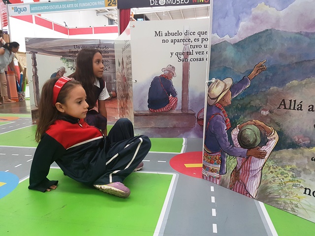 En el área especial para los niños la Filgua ofrece una sección de libros gigantes. (Foto Prensa Libre: Sandra Vi)