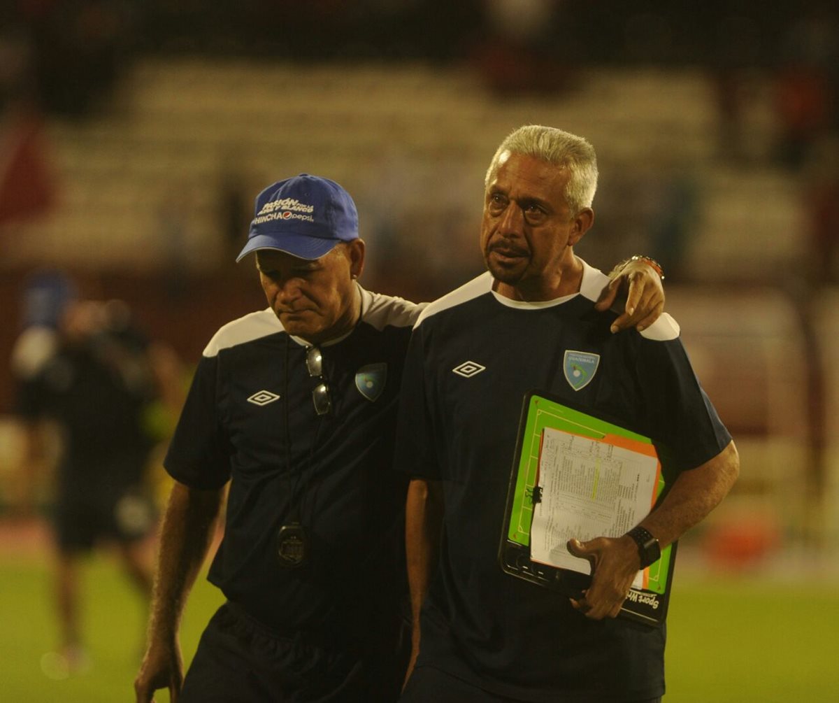 Wálter Claverí y Víctor Hugo Monzón al concluir el juego de anoche en Puerto España. (Foto Prensa Libre: Edwin Fajardo)