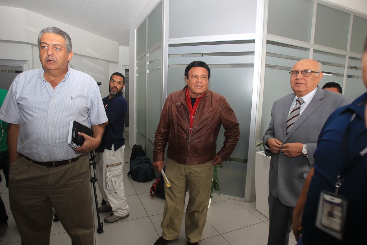 Jorge Mario Véliz, Mario Valdez y Manuel Polanco, encabezaron el grupo de asambleístas del futbol que llegaron este viernes a la CDAG para celebrar una reunión de trabajo. (Foto Prensa Libre: Carlos Vicente)