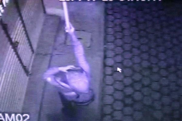 Hombre quiebra focos de un comercio, en Quiché. (Foto Prensa Libre: Óscar Figueroa)