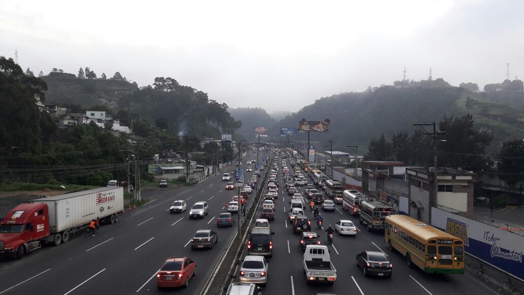 Embotellamiento en ruta al Pacífico. (Foto Prensa Libre: Provial)