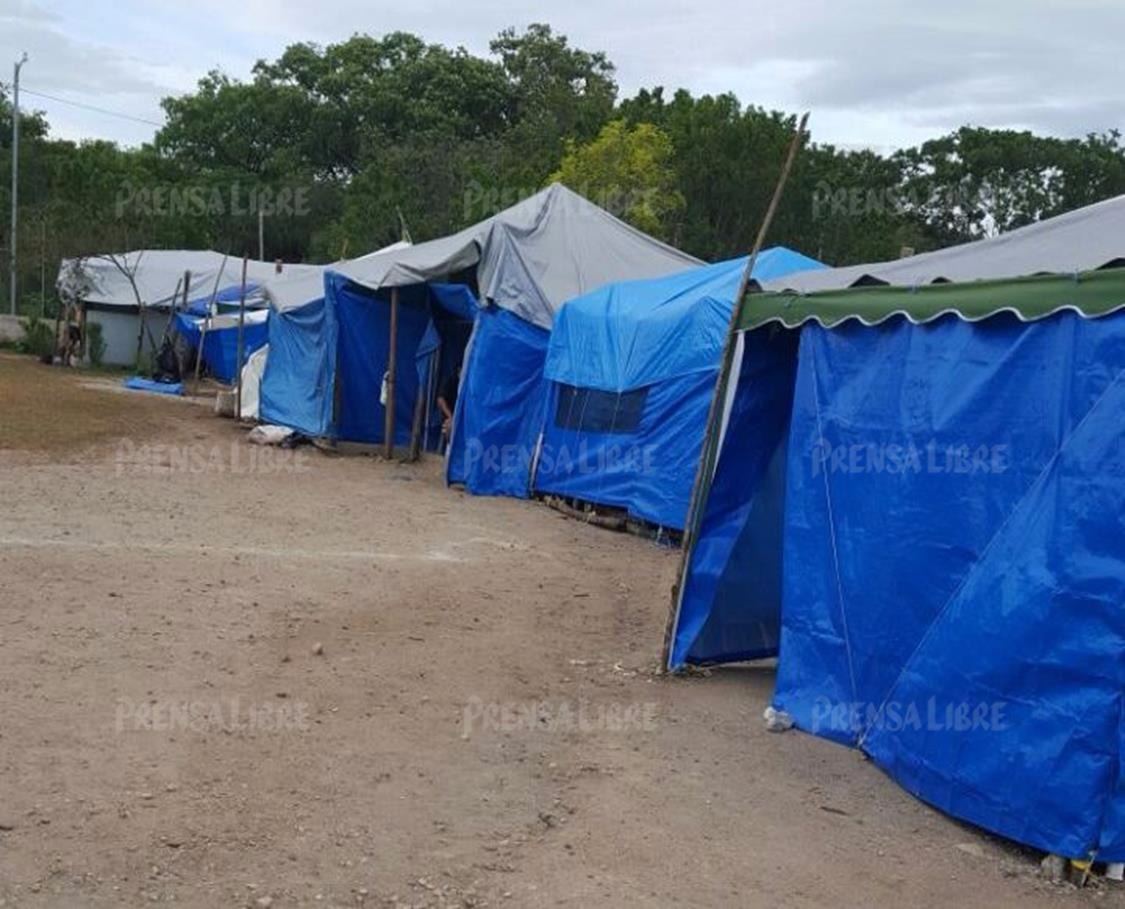 En estas carpas los detenidos reciben a sus familiares durante las visitas. (Foto Prensa Libre)
