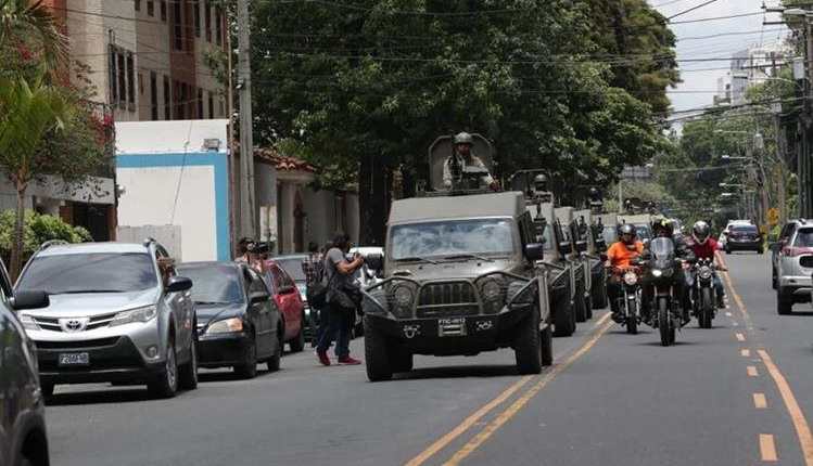 Vehículos J8 pasan frente a la sede de la Cicig, en la zona 14 el 31 de agosto. (Foto Prensa Libre: Hemeroteca PL)