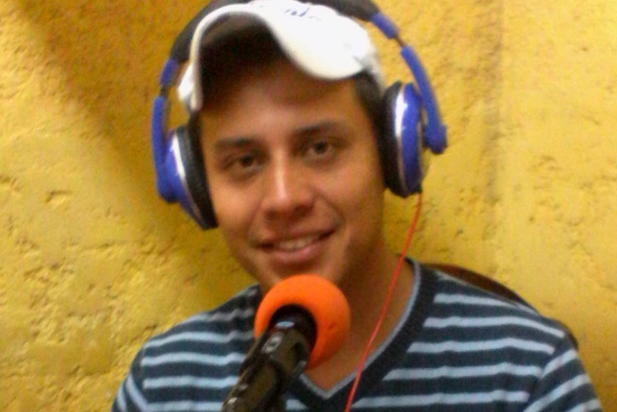 Juan Pablo Ramírez Kursell es locutor de una radio en San Pedro Carchá. (Foto Prensa Libre: Facebook)