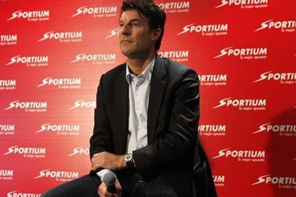 Michael Laudrup, ex jugador del Barsa y del Real Madrid, habla del clásico español. (Foto Prensa Libre: EFE)
