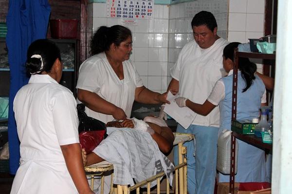 Varios de los heridos en el accidente son atendidos en el Hospital Nacional de Mazatenango, Suchitepéquez. (Foto Prensa Libre: Danilo López)<br _mce_bogus="1"/>