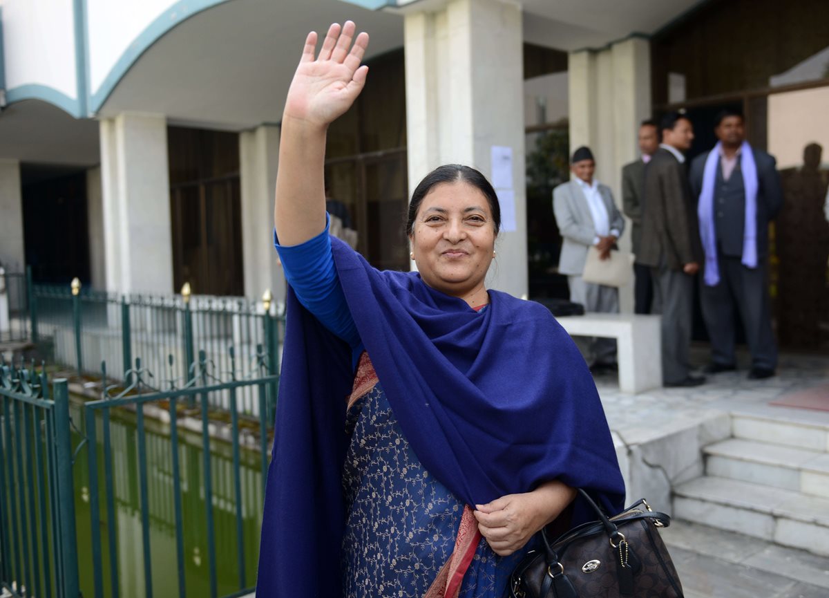 Bidhya Bhandari, primera mujer en ocupar el cargo.(Foto Prensa Libre: AFP).