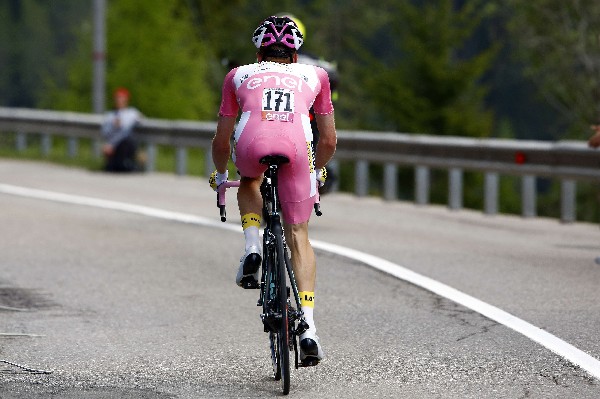 El líder, el alemán Steven Kruijswijk, terminó segundo en la etapa de cronoescalada. (Foto Prensa Libre: AFP)