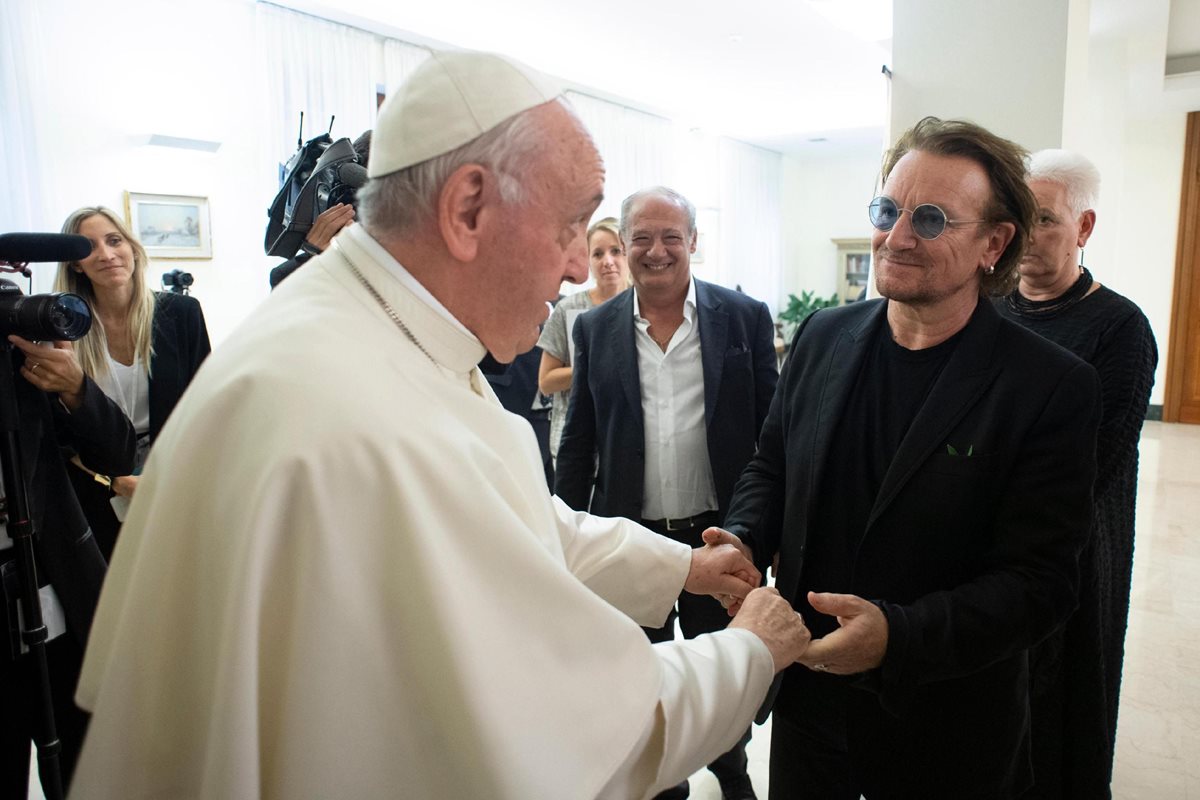 El papa Francisco recibió al cantante de U2, Bono, en el Vaticano. (Foto Prensa Libre: EFE)