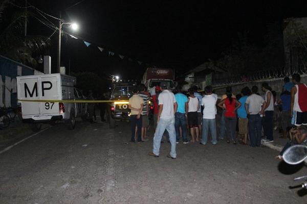 Fiscales del Ministerio Público acordonaron la escena del crimen en el cantón Villa Flor, Pajapita, San Marcos. (Foto Prensa Libre: Alexander Coyoy)