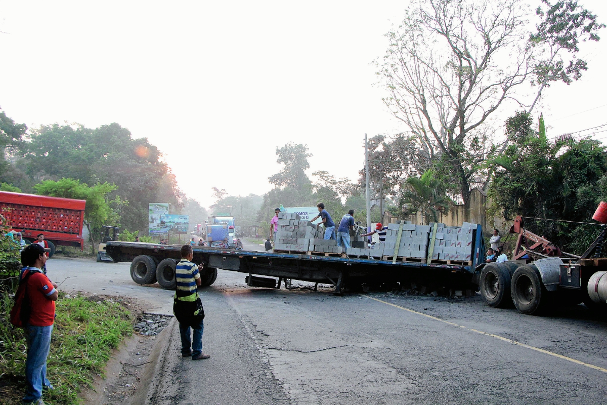 Un tráiler  que transportaba blocks en Nuevo San Carlos, Retalhuleu, obstaculizó el paso en el km 186, luego de accidente. (Foto Prensa Libre: Rolando Miranda)