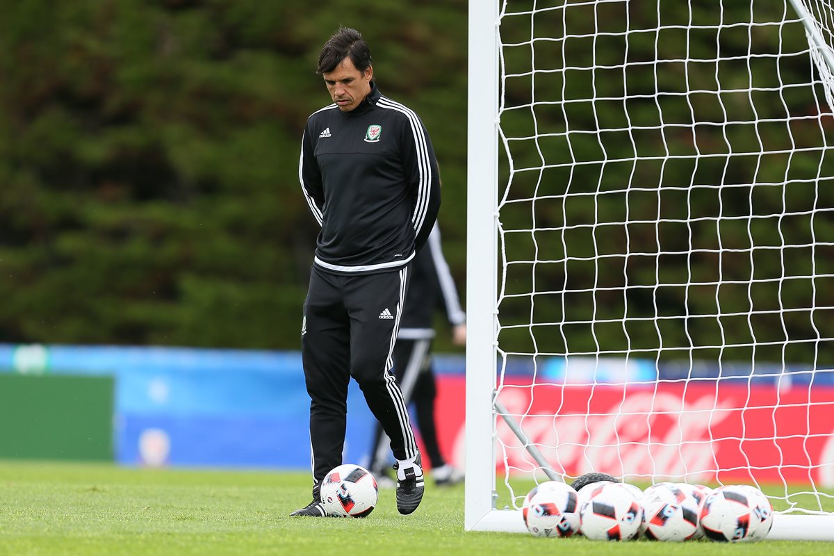 El técnico de Gales Chris Coleman durante el entrenamiento de su selección previo al juego contra Bélgica. (Foto Prensa Libre: AP)