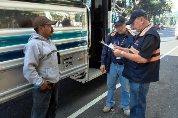 Agentes del Departamento de Tránsito inspeccionan autobuses en el marco del Plan Navideño. (Foto Prens Libre: E. Paredes