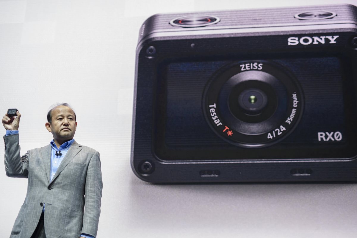 El presidente de Sony Europa, Shigeru Kumekawa, presenta la nueva cámara Sony RX0 durante la IFA, una de las mayores ferias de tecnología del mundo celebrada en Berlín, Alemania (Foto Prensa Libre: EFE).