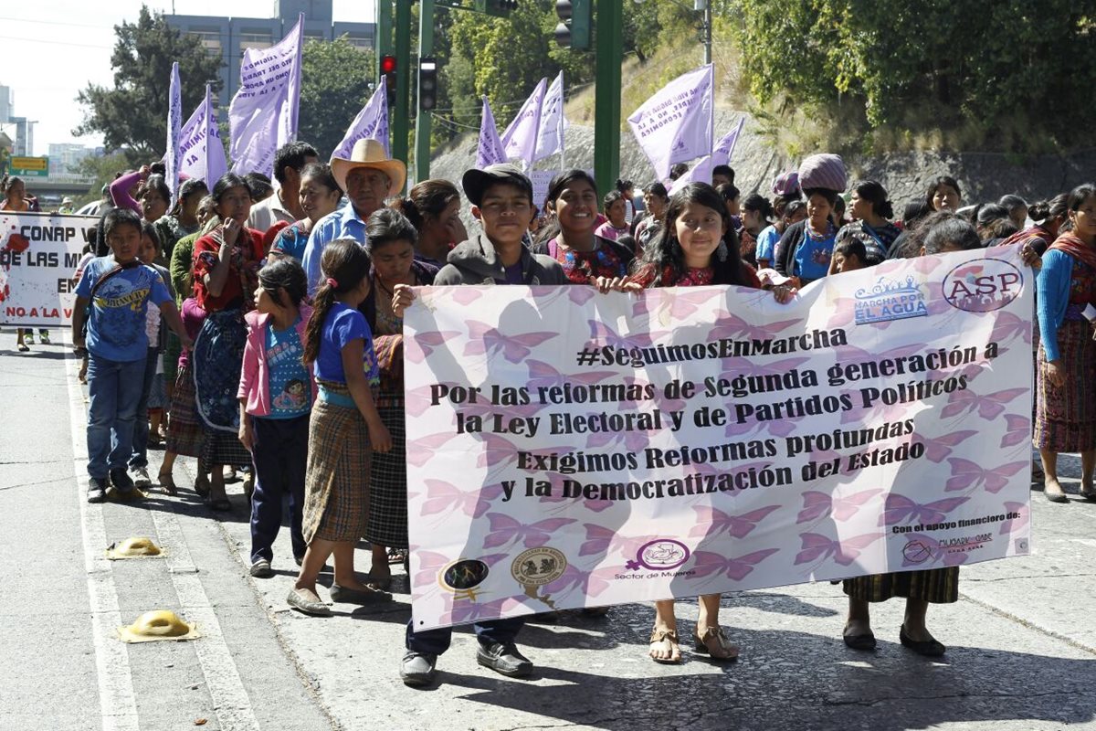 Mujeres caminan hacia la Corte Suprema de Justicia para exigir respeto y eliminación de la violencia. (Foto Prensa Libre: Paulo Raquec)