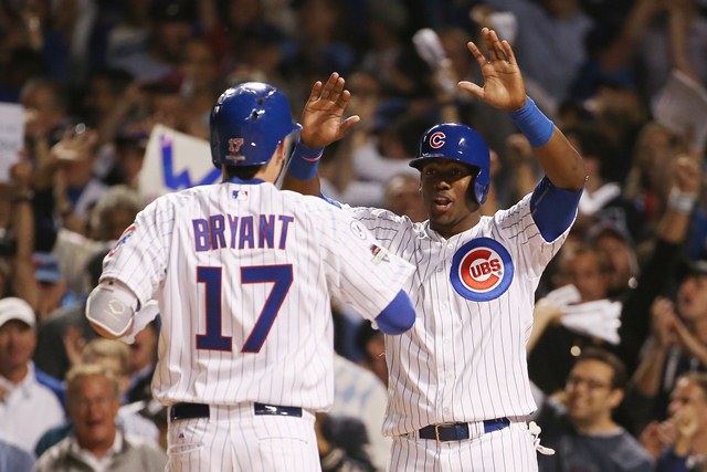 Jorge Soler (de frente) y Kris Bryant celebran el triunfo de los Cachorros de Chicago. (Foto Prensa Libre: AFP)