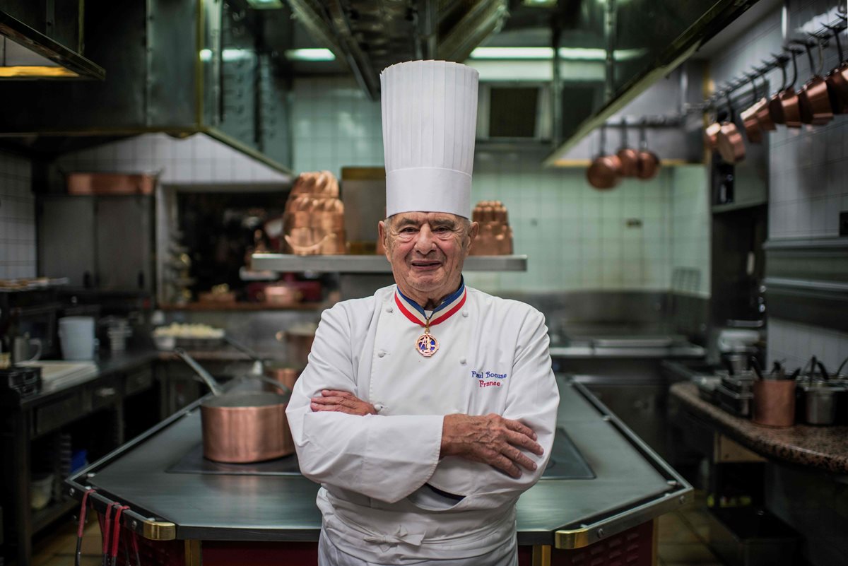El chef Paul Bocuse en la cocina de su restaurante L'Auberge de Pont de Collonges. La fotografía fue tomada en noviembre de 2012. (Foto Prensa Libre: AFP).