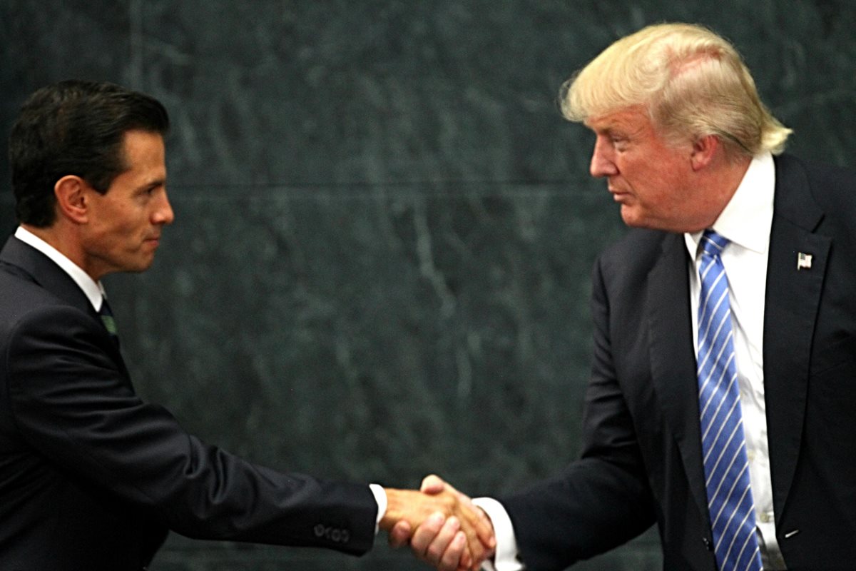 El apretón de manos al final de la polémica reunión que Donald Trump sostuvo con el presidente Enrique Peña Nieto en México. (Foto Prensa Libre: AP).