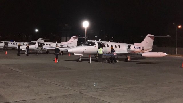 Ambulancias aéreas esperan a las cuatro menores para trasladarlas al Hospital Shriners, en Galveston, Texas, EE. UU. (Foto Prensa Libre: Cortesía)
