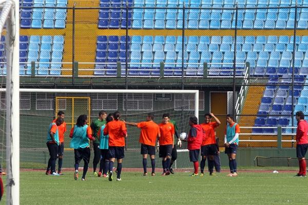 Los rojos realizaron la última sesión de trabajo en el estadio Mateo Flores. (Foto Prensa Libre: Eddy Recinos)