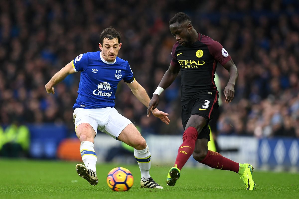 Bacary Sagna (derecha) deberá pagar €46 mil 200 por fuertes críticas a un árbitro. (Foto Prensa Libre: AFP).