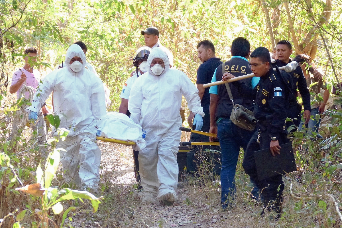 Socorristas trasladan  a la morgue el cadáver de Pedro de la Cruz Garrido.  (Foto Prensa Libre: Héctor Contreras)