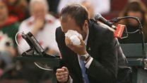 El tenista Denis Shapovalov fue descalificado de la Copa Davis tras lanzar un pelotazo que golpeó en el ojo del árbitro.