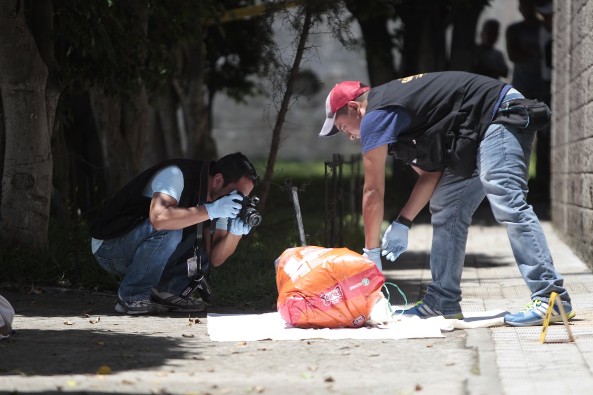 Peritos del MP recolectan evidencias en el lugar del hallazgo. (Foto Prensa Libre: Hemeroteca PL)