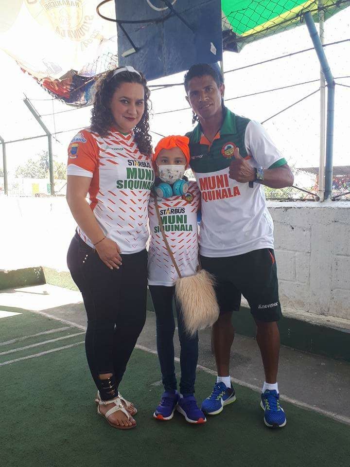 Jessica Sanabria y Karen y David Espinoza, sonríen en el estadio de Siquinalá, previo al juego contra los cremas. (Foto Prensa Libre: Cortesía David Espinoza)