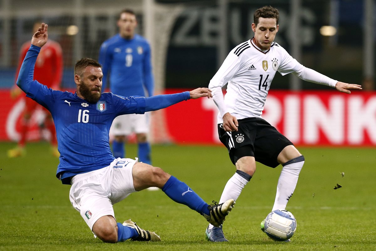 Sebastian Rudy intenta dominar el balón frente a la marca de Daniele De Rossi. (Foto Prensa Libre: AFP)
