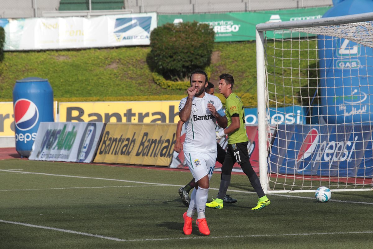 José Contreras festeja después de anotarle a Carchá. (Foto Prensa Libre: Norvin Mendoza)