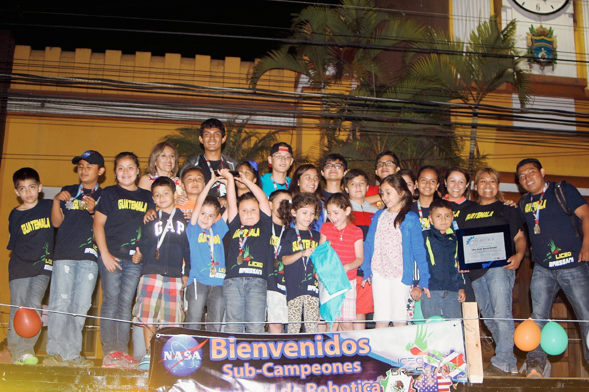 Familiares de  estudiantes ganadores del subcampeonato de robótica en EE. UU. son recibidos por sus familiares en Cobán, Alta Verapaz. (Foto Prensa Libre: Ángel Martín Tax)