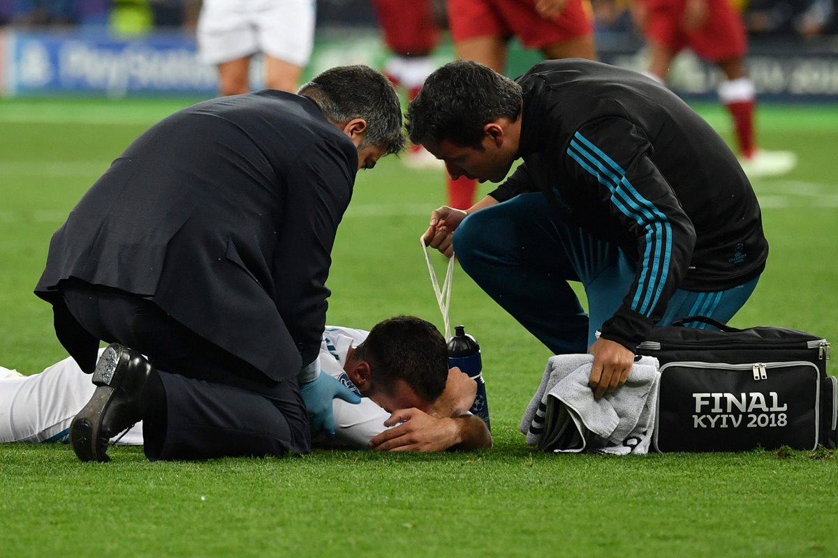 Carvajal no pudo terminar el encuentro de la final entre el Real Madrid y el Liverpool. (Foto Prensa Libre: AFP)