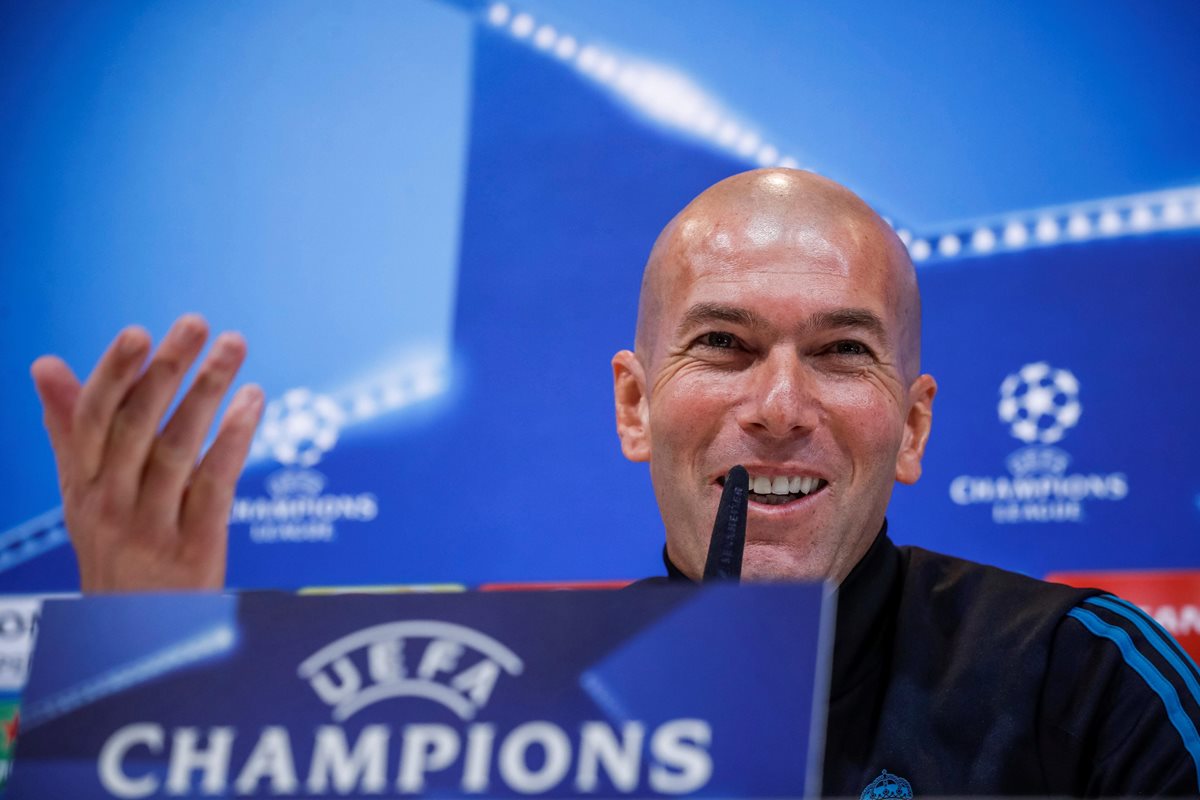 El francés Zinedine Zidane entrenador del Real Madrid, durante la conferencia de prensa de este martes, previo al juego contra el PSG. (Foto Prensa Libre: EFE)