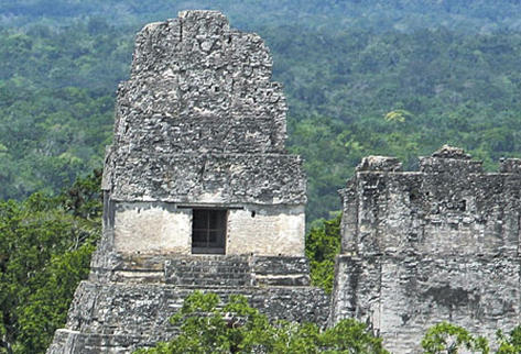 Piedra rugiente en el lugar de las voces: el Templo I de Tikal es un emblema mundial.