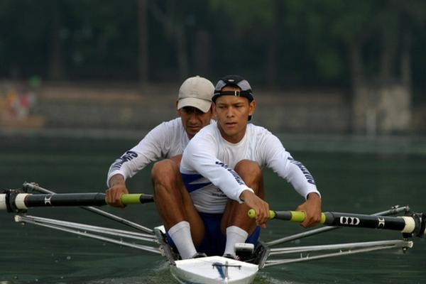 La dupla guatemalteca de Oscar Maeda y Juan Carlos Guevara, se alzó hoy con la medalla de plata en la final de remo, en la modalidad Ligero LM2. (Foto Prensa Libre)