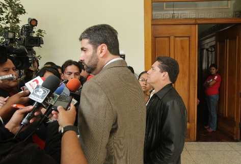 Roberto Ardón y Joviel Acevedo salen de reunión.