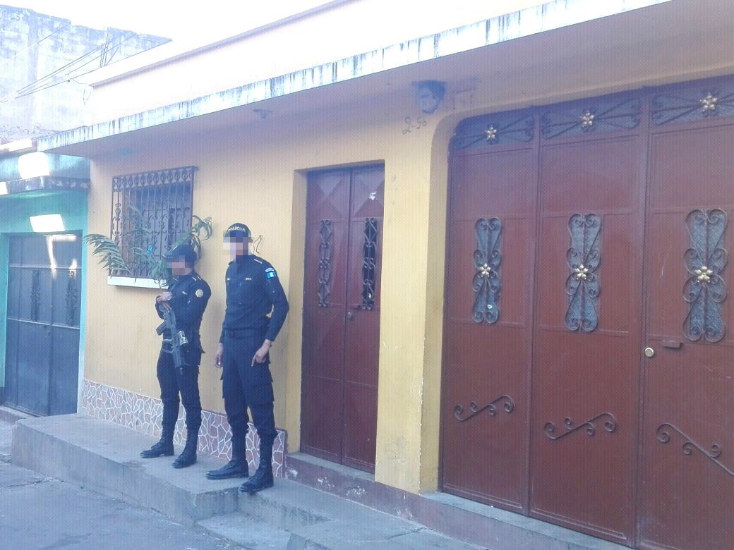 Agentes de la PNC resguardan inmuebles allanados en Suchitepéquez y Escuintla, en busca de presuntos extorsionistas. (Foto Prensa Libre: PNC)