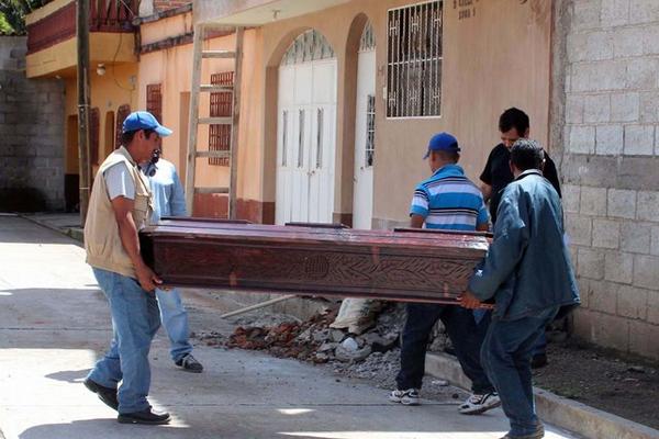 El cadáver de un hombre fue localizado a poca distancia del asfalto entre el municipio de Jalapa y Sansare. (Foto Prensa Libre: Hugo Oliva)