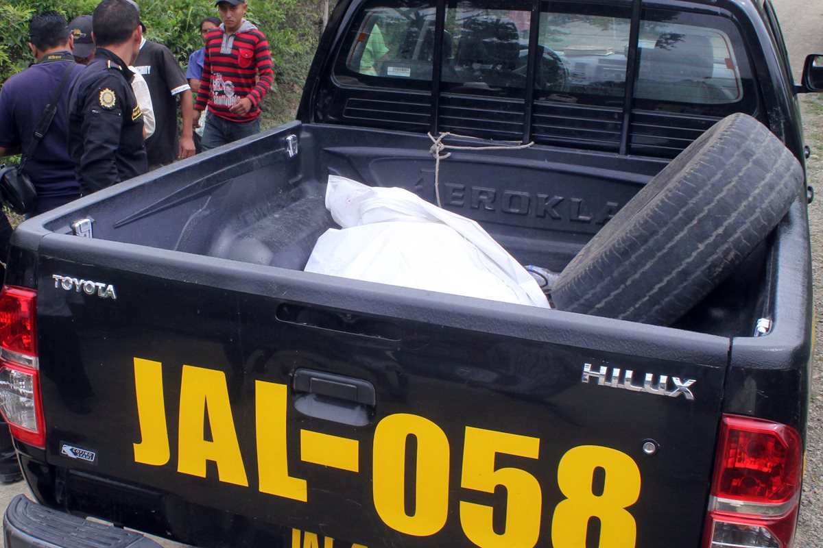 Pablo Barrera Ordoñez, de 71 años dueño de una tienda es trasladado a la morgue del Inacif. (Foto Prensa Libre: Hugo Oliva).