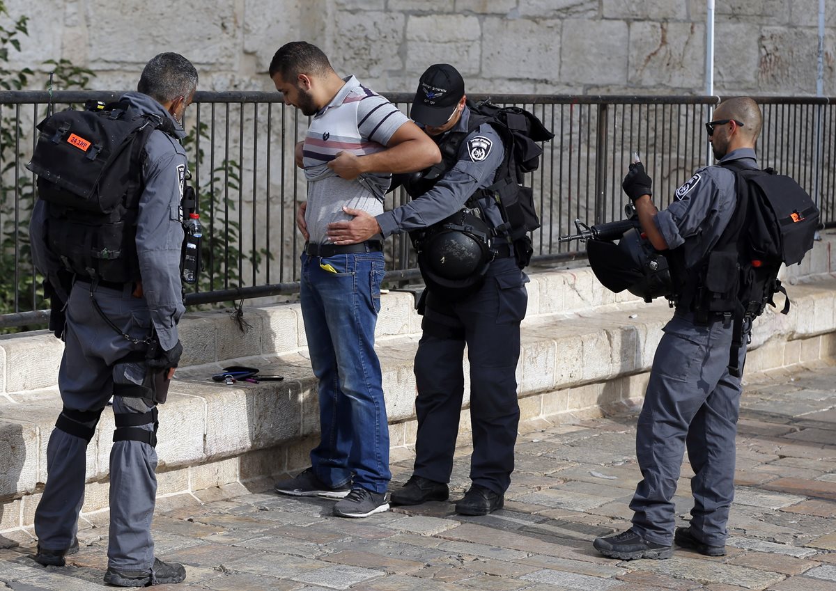 Policía israelí registra a palestino ante ola de ataques con cuchillo. Foto Prensa Libre: (AFP)