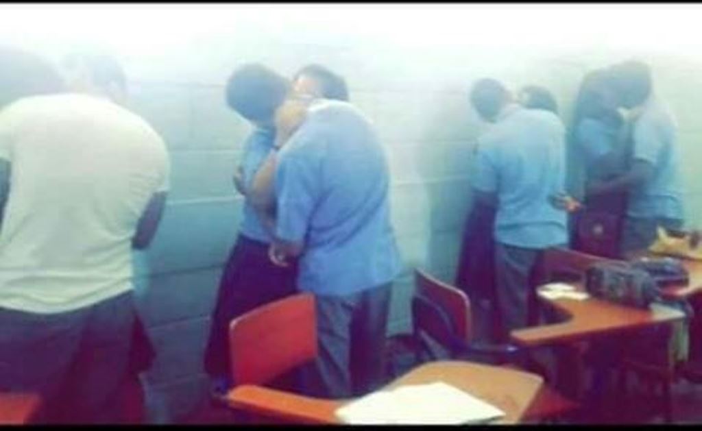 Momento en el que las cuatro parejas se besan en el INEB, en Flores, Petén. (Foto Prensa Libre: Tomada del Facebook Noticias de Petén).