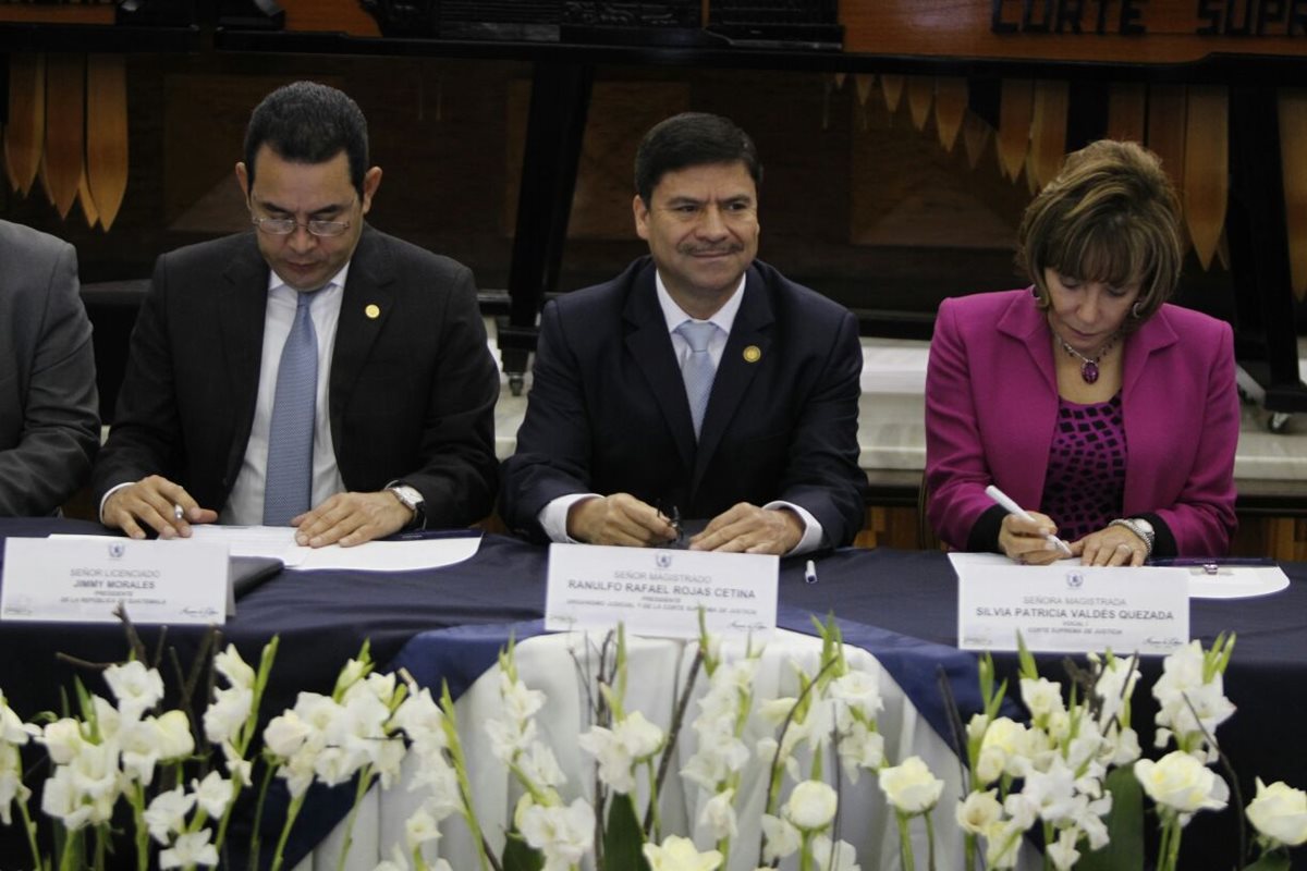 Ranulfo Rafael Rojas -al centro- entrega su informe de labores acompañado del presidente Jimmy Morales y la presidenta electa de la CSJ, Silvia Valdés. (Foto Prensa Libre: Paulo Raquec)