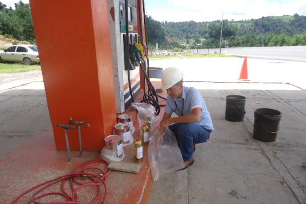 Empleado de la Diaco supervisa medidas.