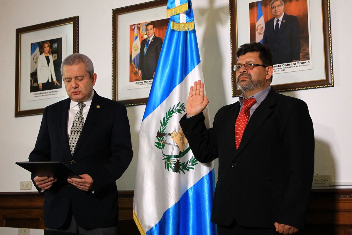 Erik Nolberto Guerrero Milián toma juramento del cargo de gobernador de Alta Verapaz. (Foto Prensa Libre: Presidencia)