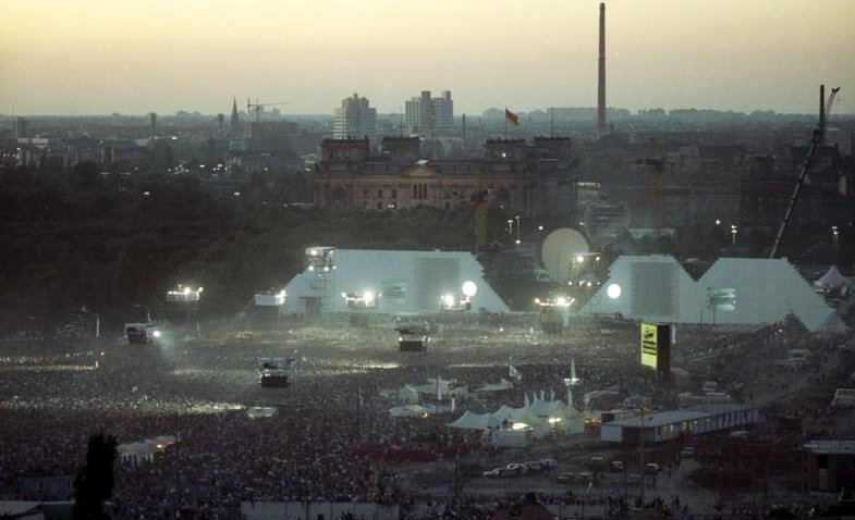 Panorámica del concierto cercano a la Puerta de Brandenburgo el 21 de julio de 1990. (Foto: Wikimedia Commons/ Archivo Federal de Alemania)