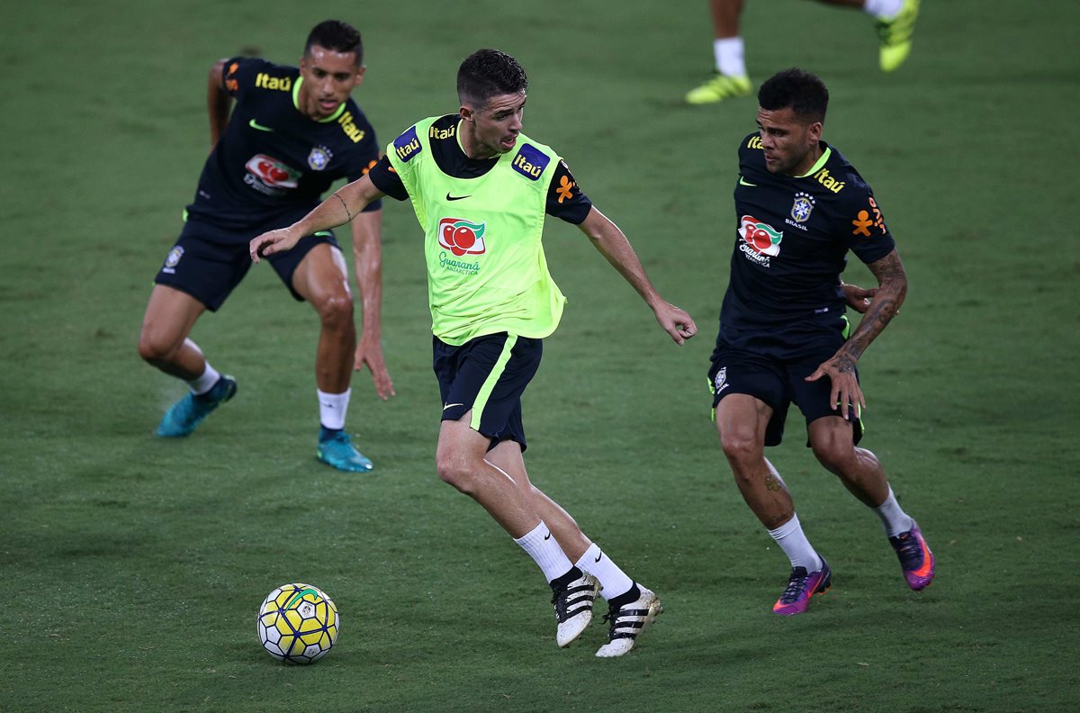 Los jugadores Oscar (c), Daniel Alves (d) y Marquinhos (i) durante un entrenamiento de Brasil en el estadio Arena das Dunas en Natal (Brasil). (Foto Prensa Libre: EFE).