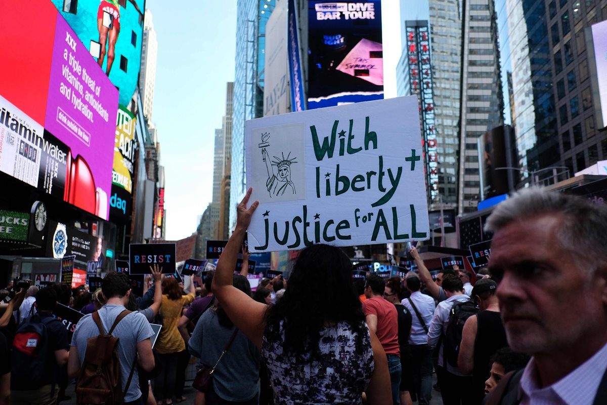 Manifestantes protestan contra la decisión de Trump de que las personas transgénero no pueden servir en el ejército de EE.UU.(Foto Prensa Libre: AFP).
