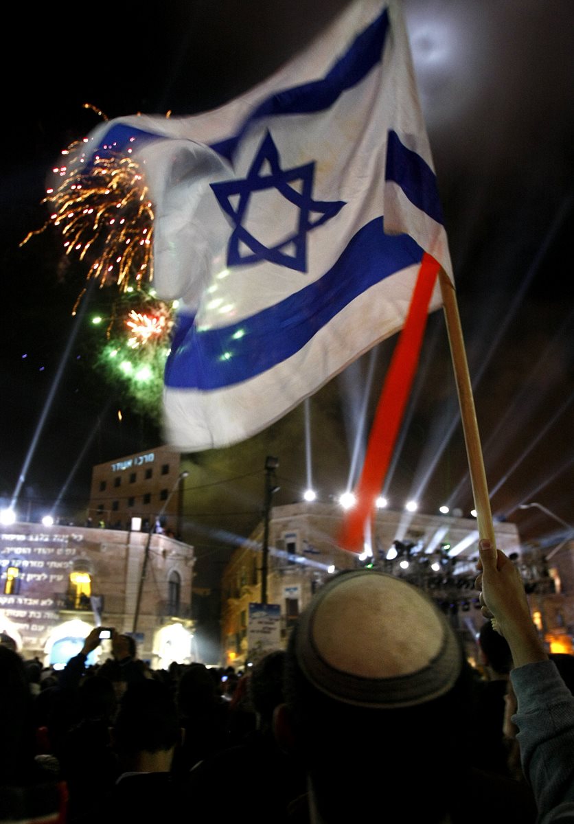 Israelíes participan encelebraciones para conmemorar los 70 años de la creación del Estado de Israel. (AFP).
